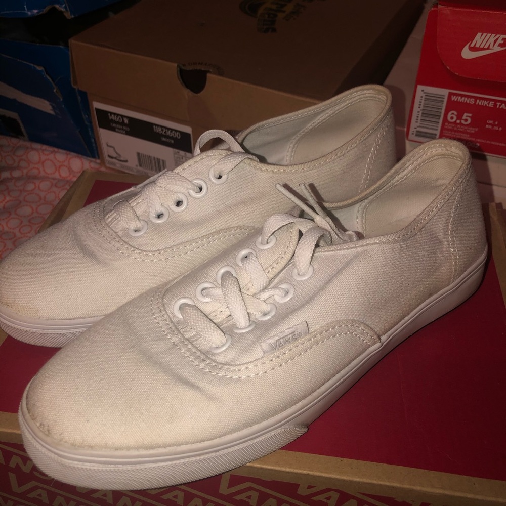 Low white Vans 6.5W